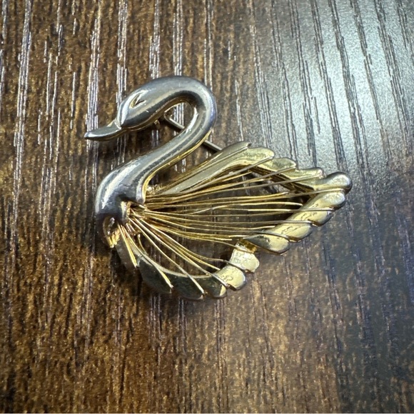 Jewelry - Vintage Swan Gold & Silver Tone Wire Brooch Pin Bird